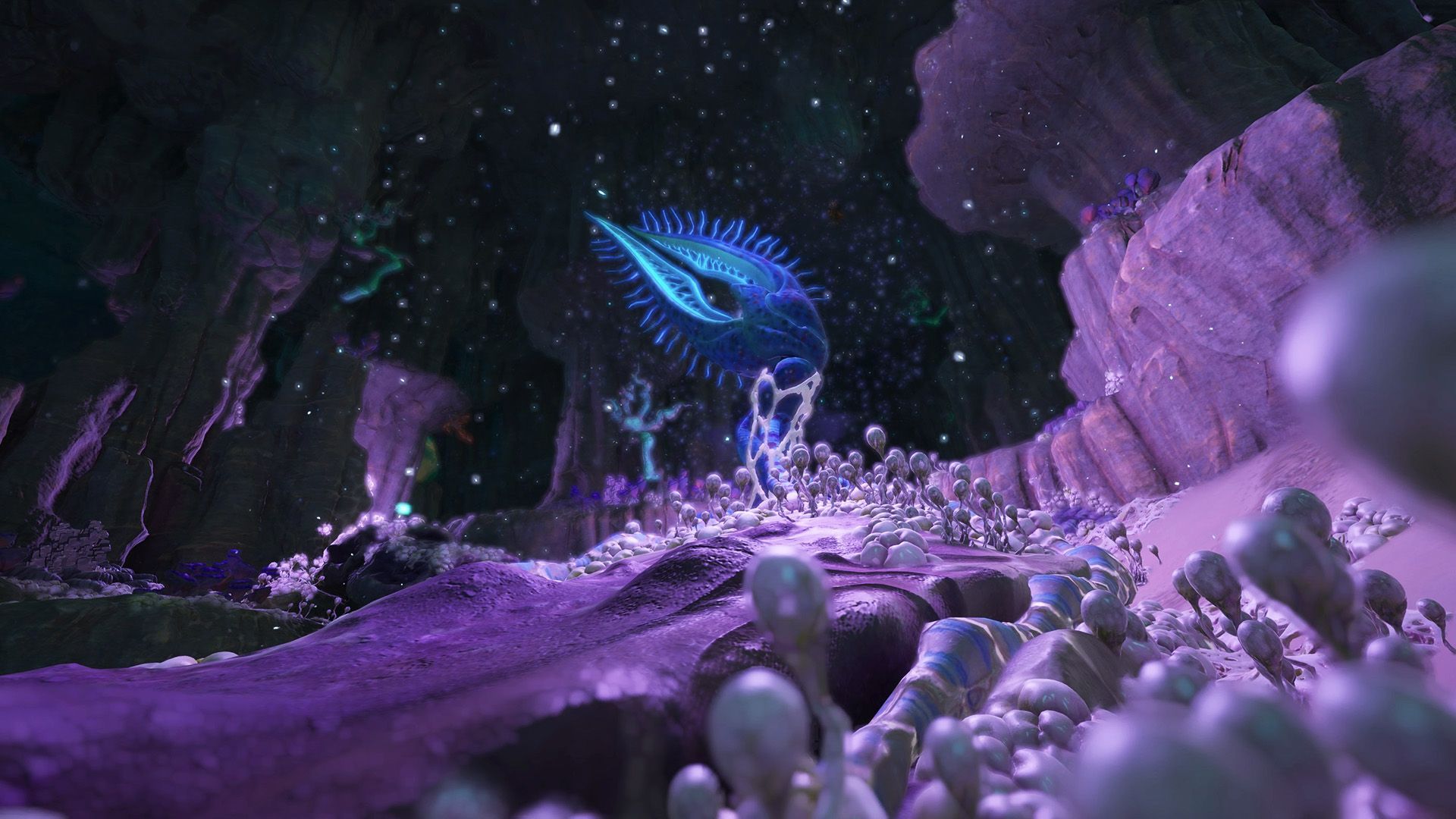 Criatura alienígena azul em uma caverna roxa de Subnautica 2